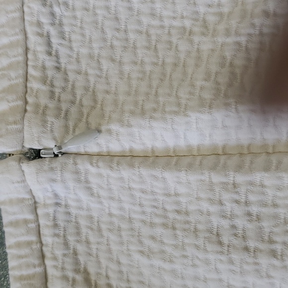 J.MCLAUGHLIN WHITE Capris.  Side zipper. Excellent condition. Size 2. - Picture 6 of 11